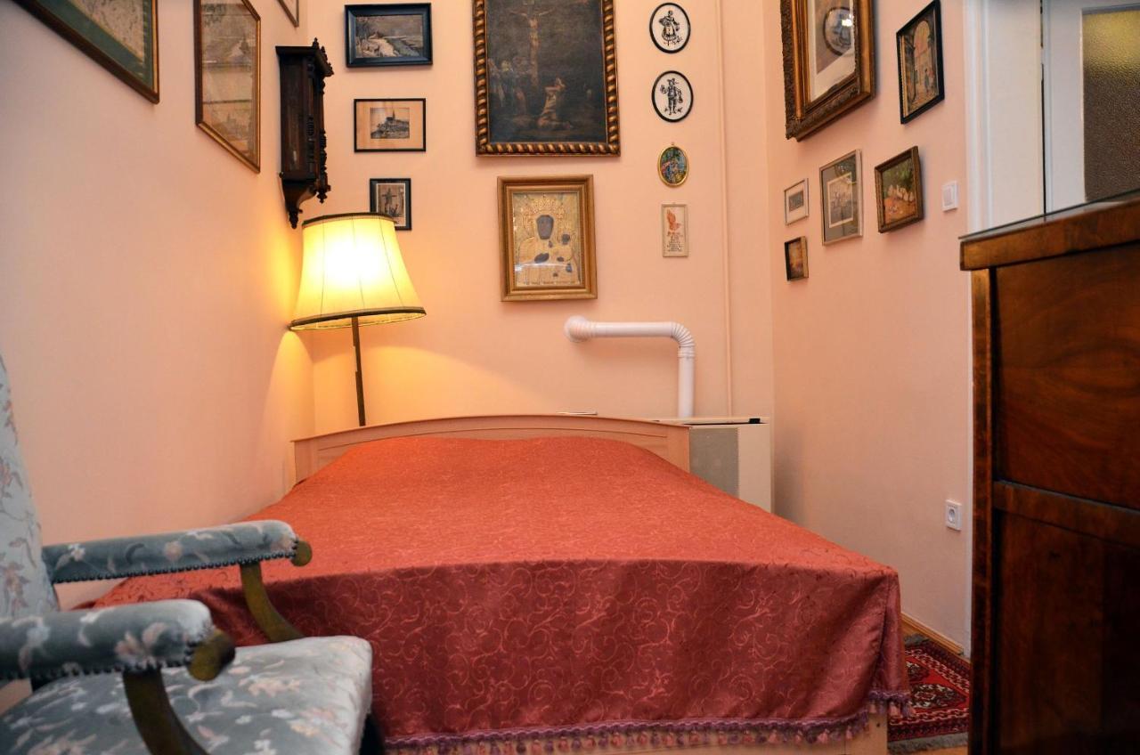 Central Astoria Apartament